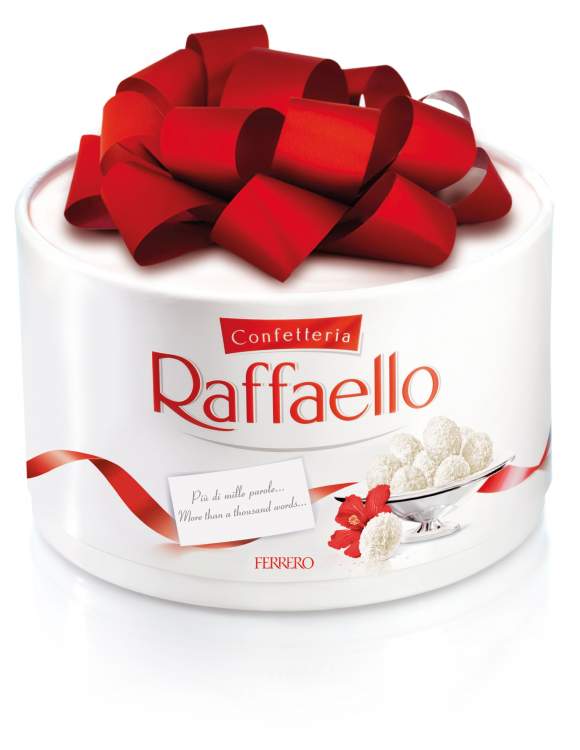 Купить Конфеты "Раффаэлло" с бантом. в интернет-магазине Праздник цветов и подарков с доставкой по Хабаровску недорого.