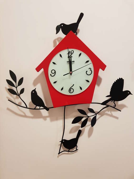 Купить Часы с птичками и маятником (красные). в интернет-магазине Праздник цветов и подарков с доставкой по Хабаровску недорого.