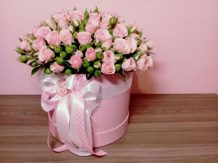 Купить Шляпная коробка "Розовое чудо" в интернет-магазине Праздник цветов и подарков с доставкой по Хабаровску недорого.