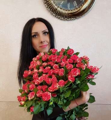 Купить Охапка кустовых роз. в интернет магазине Праздник цветов и подарков по доступной цене. Заказать
        Охапка кустовых роз. недорого с доставкой по Хабаровску.