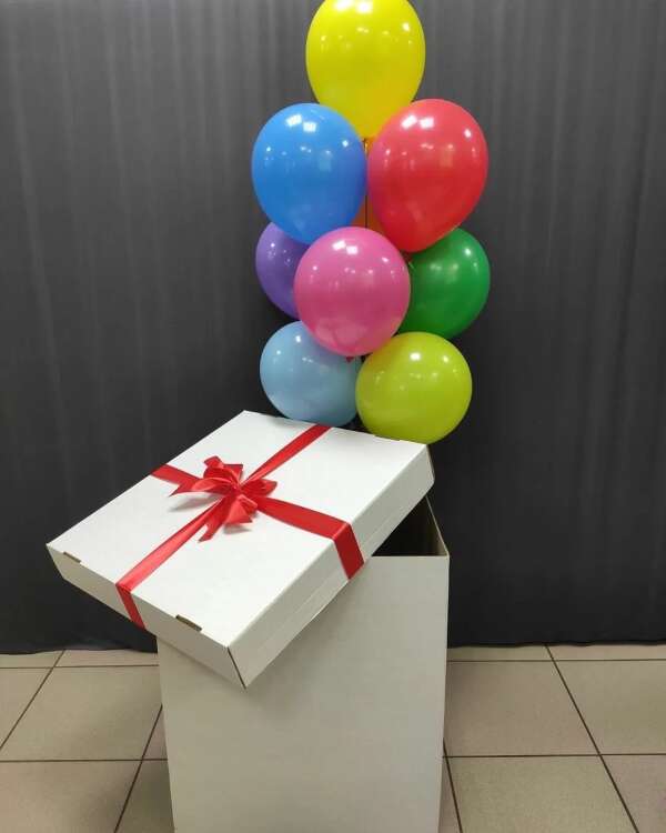 Купить Коробка с шарами сюрприз 1 в интернет-магазине Праздник цветов и подарков с доставкой по Хабаровску недорого.