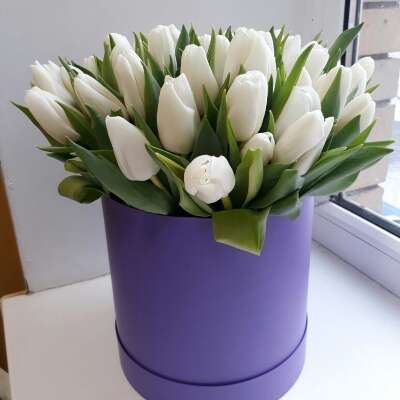 Купить онлайн Шляпная коробка с белыми тюльпанами. в интернет-магазине Праздник цветов и подарков с доставкой по Хабаровску недорого.