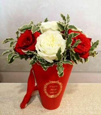 Купить Розы в конусе. в интернет магазине Праздник цветов и подарков по доступной цене. Заказать
        Розы в конусе. недорого с доставкой по Хабаровску.