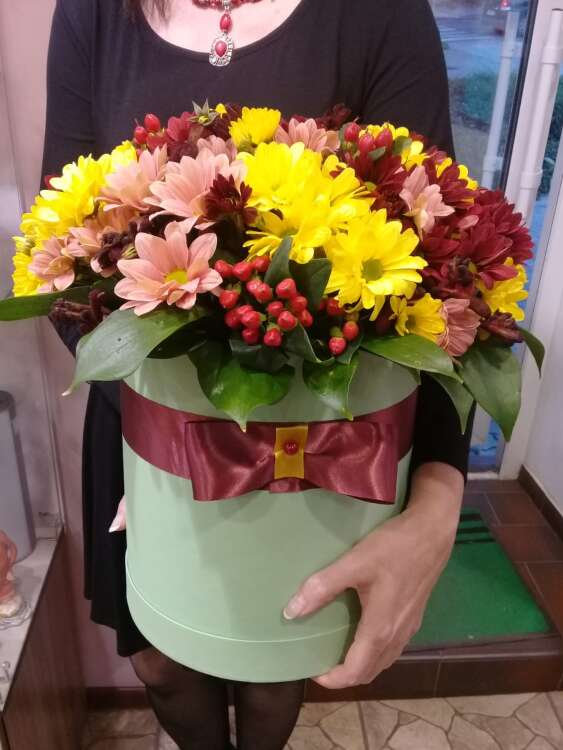 Купить букет в шляпной коробке "серенада" в интернет-магазине Праздник цветов и подарков с доставкой по Хабаровску недорого.