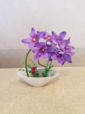 Купить Композиция орхидея в керамическом горшке (искусственная). в интернет магазине Праздник цветов и подарков по доступной цене. Заказать Композиция орхидея в керамическом горшке (искусственная). недорого с доставкой по Хабаровску.