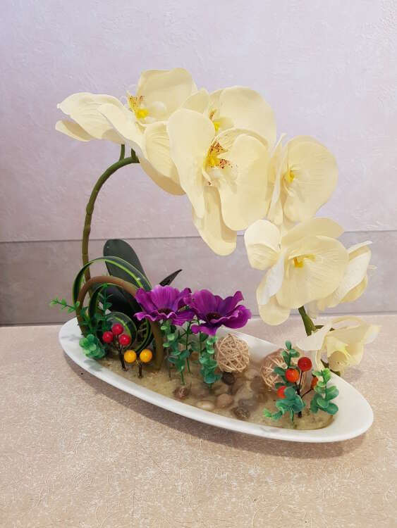 Купить Композиция в керамическом горшке (Орхидея белая) искусственная. в интернет-магазине Праздник цветов и подарков с доставкой по Хабаровску недорого.