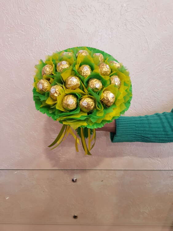 Купить Букет с конфетами "Ферреро Роше". 1 в интернет-магазине Праздник цветов и подарков с доставкой по Хабаровску недорого.