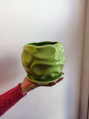 Купить Кашпо керамика зеленое в интернет магазине Праздник цветов и подарков по доступной цене. Заказать Кашпо керамика зеленое недорого с доставкой по Хабаровску.