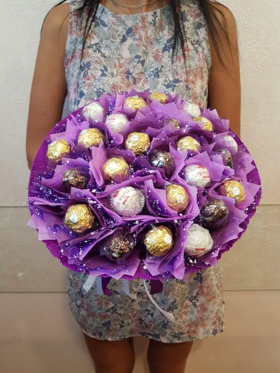 Купить Букет с конфетами "Ассорти". в интернет-магазине Праздник цветов и подарков с доставкой по Хабаровску недорого.