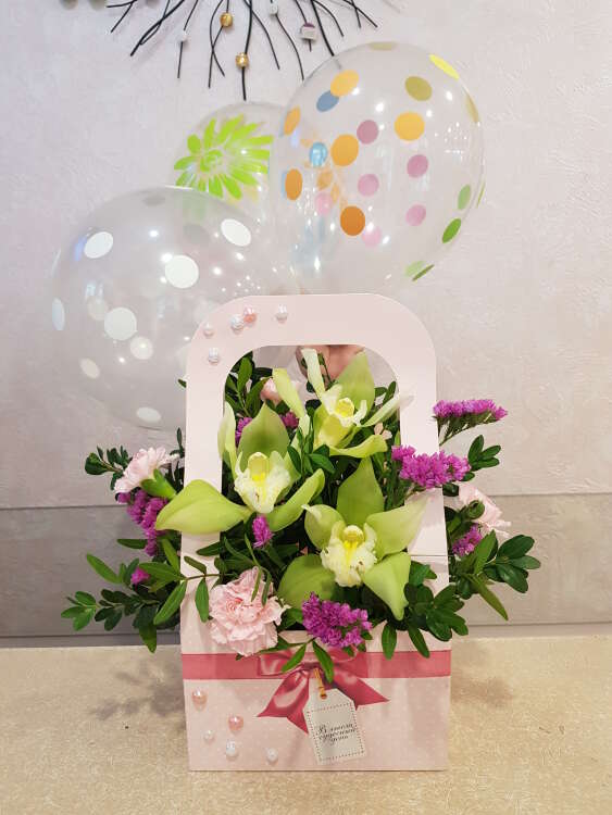 Купить Подарочный набор "Цветы и шары". в интернет-магазине Праздник цветов и подарков с доставкой по Хабаровску недорого.