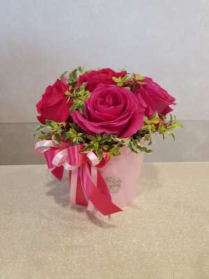 Купить Коробка "7 роз"1. в интернет магазине Праздник цветов и подарков по доступной цене. Заказать Коробка "7 роз"1. недорого с доставкой по Хабаровску.