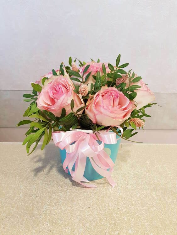 Купить Коробка "7 роз" 2. в интернет-магазине Праздник цветов и подарков с доставкой по Хабаровску недорого.