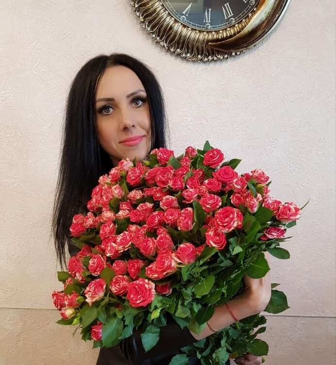 Купить Охапка кустовых роз. в интернет-магазине Праздник цветов и подарков с доставкой по Хабаровску недорого.