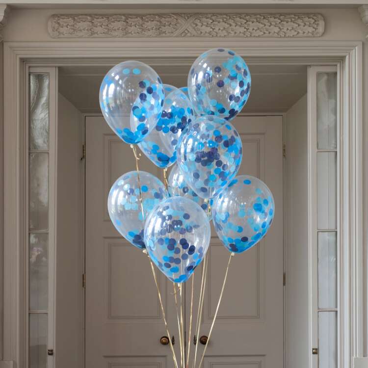 Купить букет из больших шаров "голубое конфетти" в интернет-магазине Праздник цветов и подарков с доставкой по Хабаровску недорого.