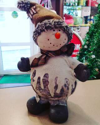 Купить фигурка снеговик в шапочке в интернет магазине Праздник цветов и подарков по доступной цене. Заказать фигурка снеговик в шапочке недорого с доставкой по Хабаровску.