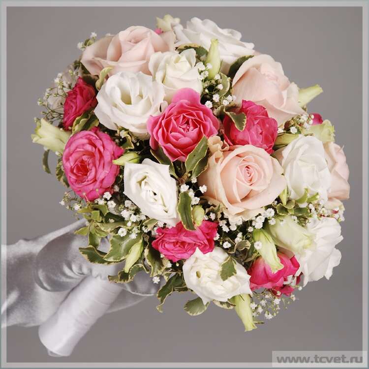 Купить Свежий букет (роза + куст) в интернет-магазине Праздник цветов и подарков с доставкой по Хабаровску недорого.