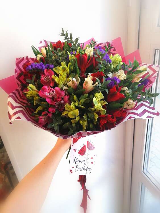 Купить букет "радуга" в интернет-магазине Праздник цветов и подарков с доставкой по Хабаровску недорого.