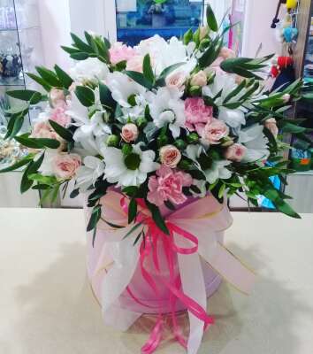 Купить Шляпная коробка "розовый микс" в интернет магазине Праздник цветов и подарков по доступной цене. Заказать Шляпная коробка "розовый микс" недорого с доставкой по Хабаровску.