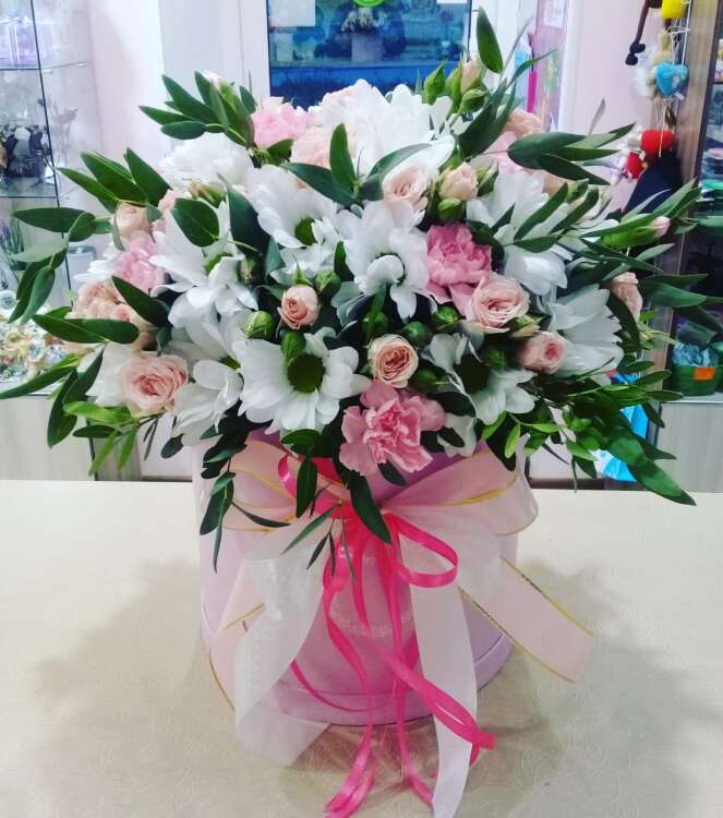 Купить Шляпная коробка "розовый микс" в интернет-магазине Праздник цветов и подарков с доставкой по Хабаровску недорого.