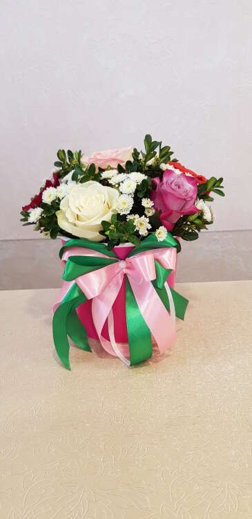 Купить Розы в шляпной коробке микс. в интернет-магазине Праздник цветов и подарков с доставкой по Хабаровску недорого.