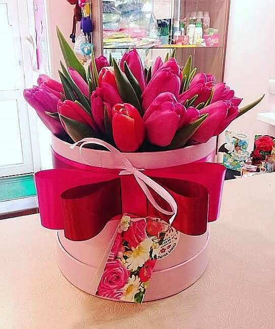 Купить Шляпная коробка "Яркие тюльпаны" в интернет-магазине Праздник цветов и подарков с доставкой по Хабаровску недорого.