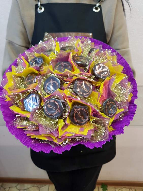 Купить Букет с конфетами " Трюфель". в интернет-магазине Праздник цветов и подарков с доставкой по Хабаровску недорого.