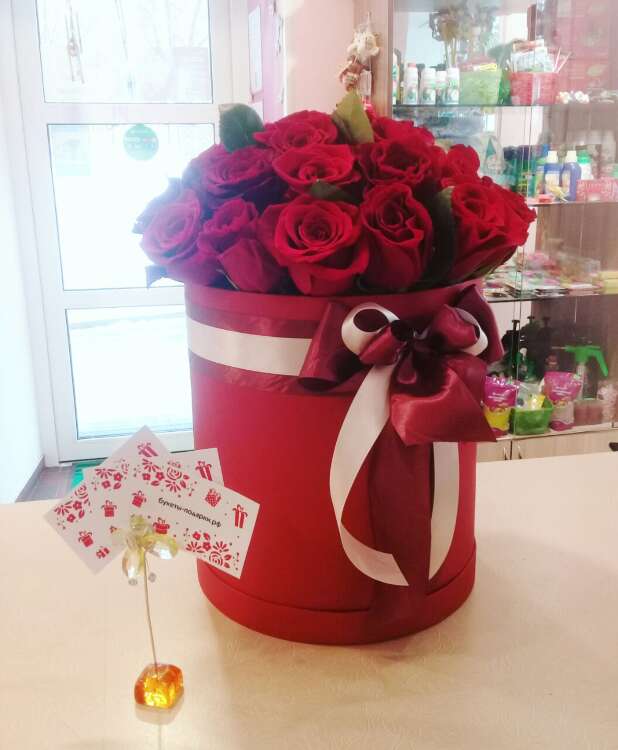 Купить шляпная коробка "праздничная" в интернет-магазине Праздник цветов и подарков с доставкой по Хабаровску недорого.