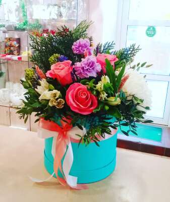 Купить Шляпная коробка "Мечтай" в интернет магазине Праздник цветов и подарков по доступной цене. Заказать Шляпная коробка "Мечтай" недорого с доставкой по Хабаровску.