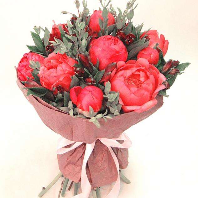 Купить букет с коралловыми пионами в интернет-магазине Праздник цветов и подарков с доставкой по Хабаровску недорого.