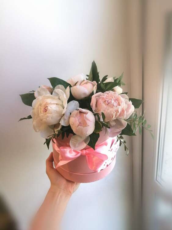 Купить шляпная коробка с розовыми пионами в интернет-магазине Праздник цветов и подарков с доставкой по Хабаровску недорого.