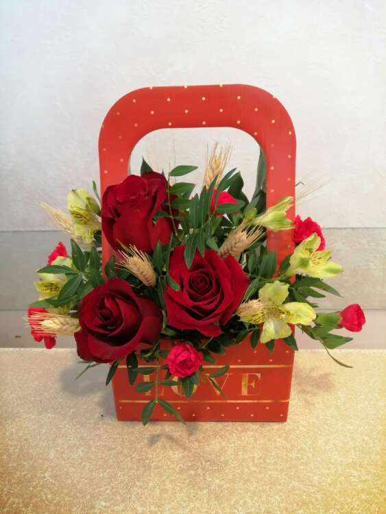 Купить Сумочка с розами. в интернет-магазине Праздник цветов и подарков с доставкой по Хабаровску недорого.