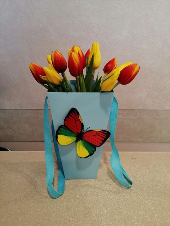 Купить Букет с тюльпанами "Весна". в интернет-магазине Праздник цветов и подарков с доставкой по Хабаровску недорого.