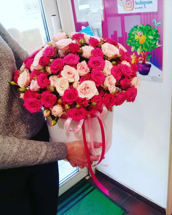 Купить  Шляпная коробка с кустовыми розами. в интернет-магазине Праздник цветов и подарков с доставкой по Хабаровску недорого.