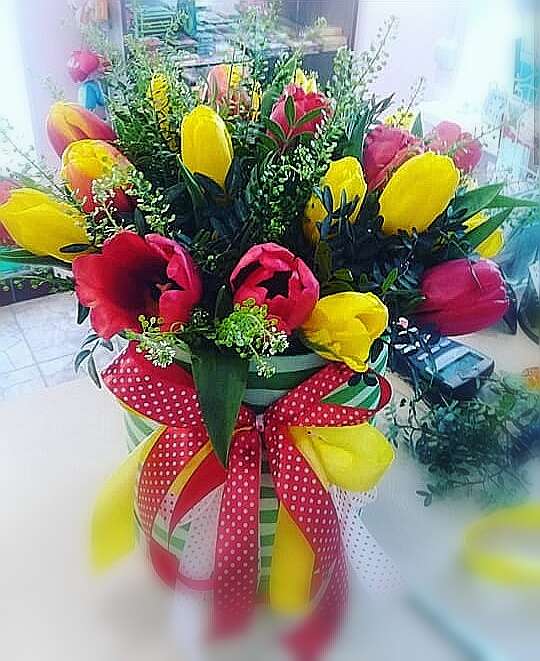 Купить Шляпная коробка тюльпаны с зеленью в интернет-магазине Праздник цветов и подарков с доставкой по Хабаровску недорого.