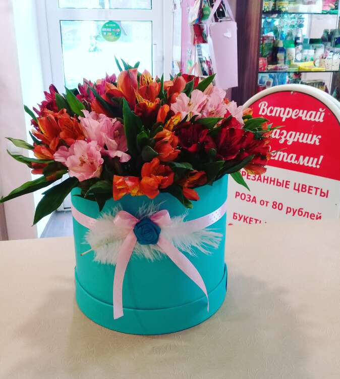 Купить шляпная коробка "пламя страстей" в интернет-магазине Праздник цветов и подарков с доставкой по Хабаровску недорого.