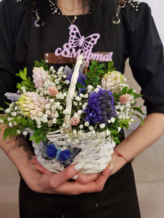 Купить Корзинка с гиацинтами. в интернет-магазине Праздник цветов и подарков с доставкой по Хабаровску недорого.