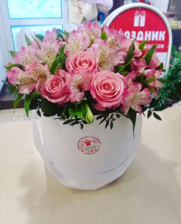 Купить шляпная коробка "беззаботная юность" в интернет-магазине Праздник цветов и подарков с доставкой по Хабаровску недорого.