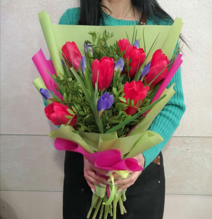Купить Букет " Тюльпаны-ирисы". в интернет-магазине Праздник цветов и подарков с доставкой по Хабаровску недорого.