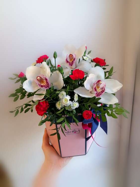 Купить Коробочка "Обаяшка" в интернет-магазине Праздник цветов и подарков с доставкой по Хабаровску недорого.