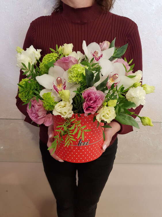 Купить шляпная коробка "Нежность-это ты". в интернет-магазине Праздник цветов и подарков с доставкой по Хабаровску недорого.