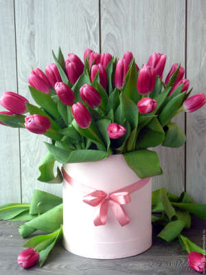 Купить Шляпная коробка "Тюльпаны". в интернет магазине Праздник цветов и подарков по доступной цене. Заказать Шляпная коробка "Тюльпаны". недорого с доставкой по Хабаровску.