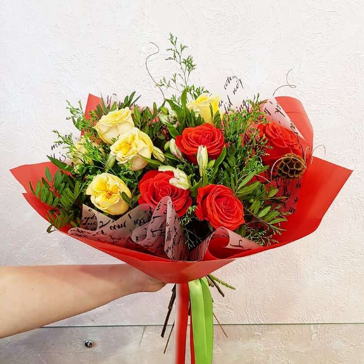 Купить букет "стильная штучка" в интернет-магазине Праздник цветов и подарков с доставкой по Хабаровску недорого.