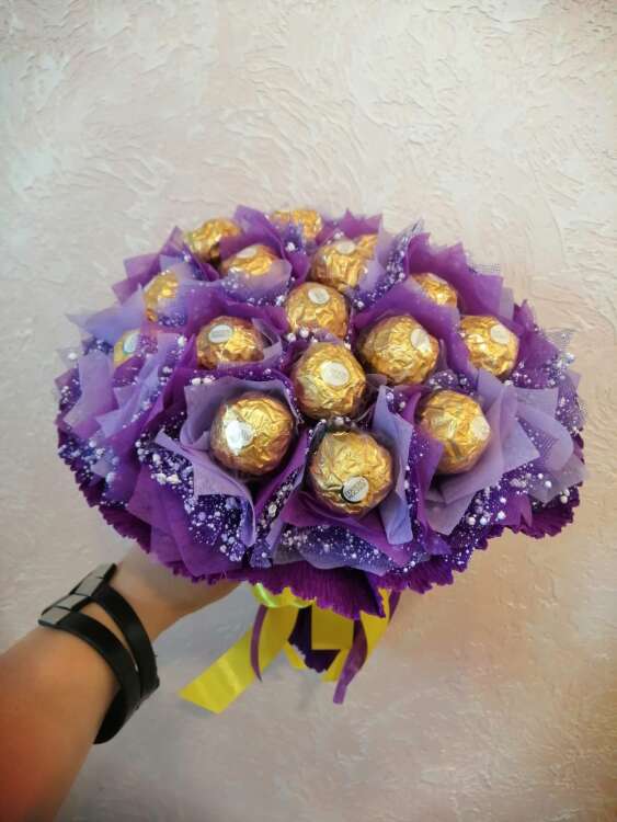 Купить Букет с конфетами Ферреро роше (фиолетовый). в интернет-магазине Праздник цветов и подарков с доставкой по Хабаровску недорого.