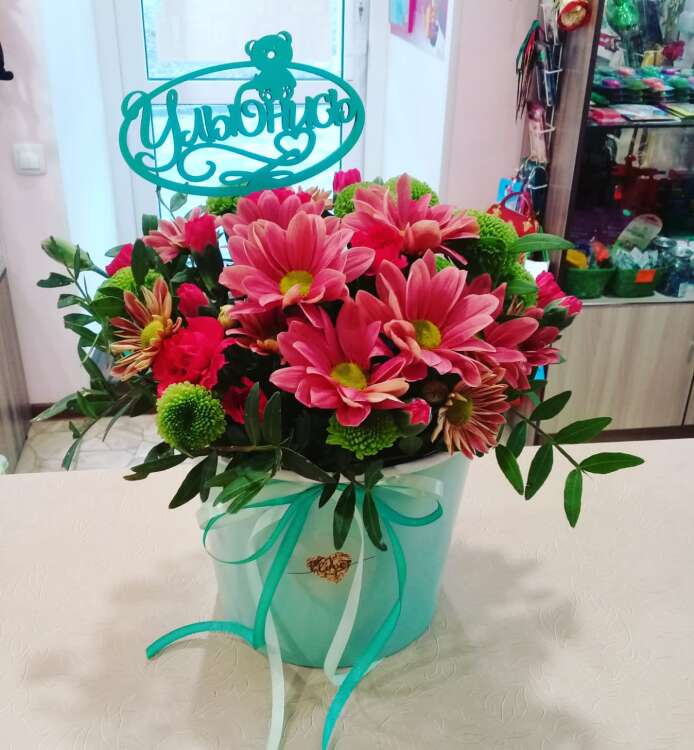 Купить Коробочка с кустовой хризантемой. в интернет-магазине Праздник цветов и подарков с доставкой по Хабаровску недорого.