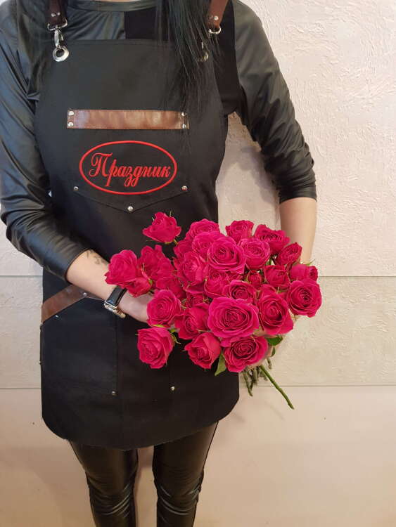Купить  Кустовые розы (малиновые). в интернет-магазине Праздник цветов и подарков с доставкой по Хабаровску недорого.