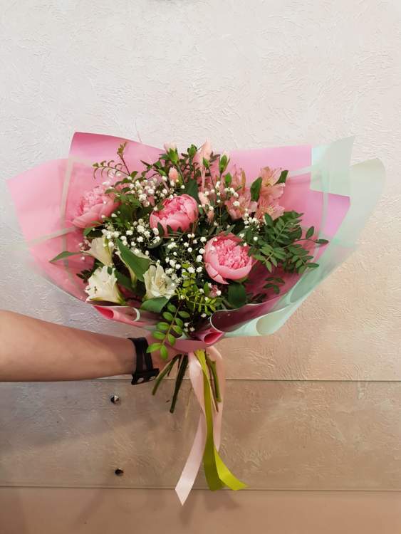 Купить Букет с пионами "Нежный". в интернет-магазине Праздник цветов и подарков с доставкой по Хабаровску недорого.