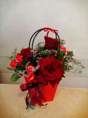 Купить Сумочка с розами. в интернет магазине Праздник цветов и подарков по доступной цене. Заказать Сумочка с розами. недорого с доставкой по Хабаровску.